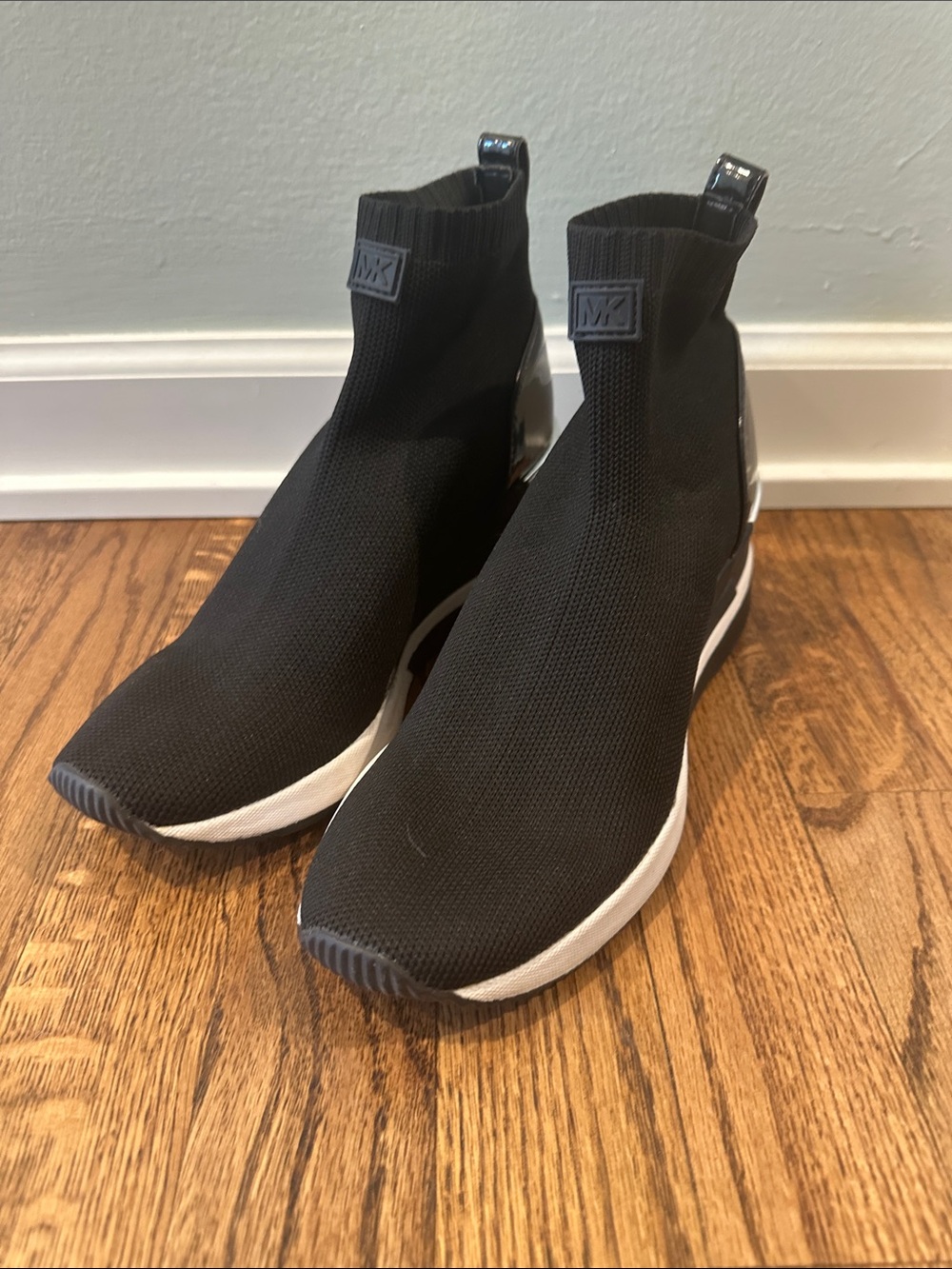 EUC Michael Kors Skyler Sz 7 Black Knit Slip-On Wedge Sneakers White Midsole
